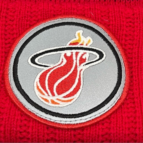 Mitchell & Ness Miami Heat Knit Beanie Pom Pom - Picture 4 of 6